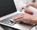 manos-desinfectando-la-superficie-del-teclado-del-portatil